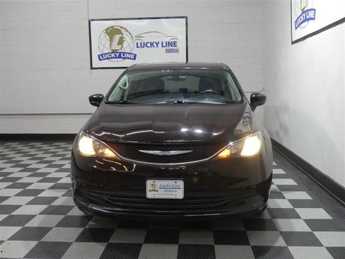 Used 2018 Chrysler Pacifica LX image 2