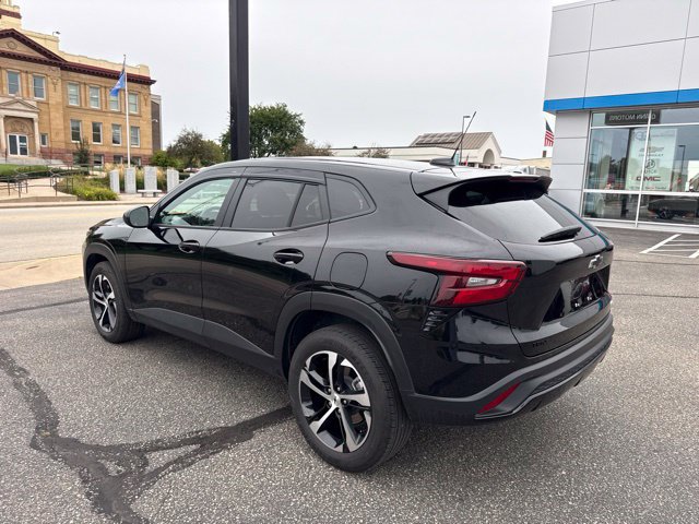 Used 2025 Chevrolet Trax RS w/ Sunroof Package FWD image 3