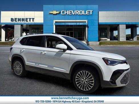 Used 2025 Volkswagen Taos SE FWD image 1
