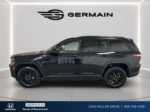 Used 2025 Jeep Grand Cherokee Altitude AWD/4WD image 5