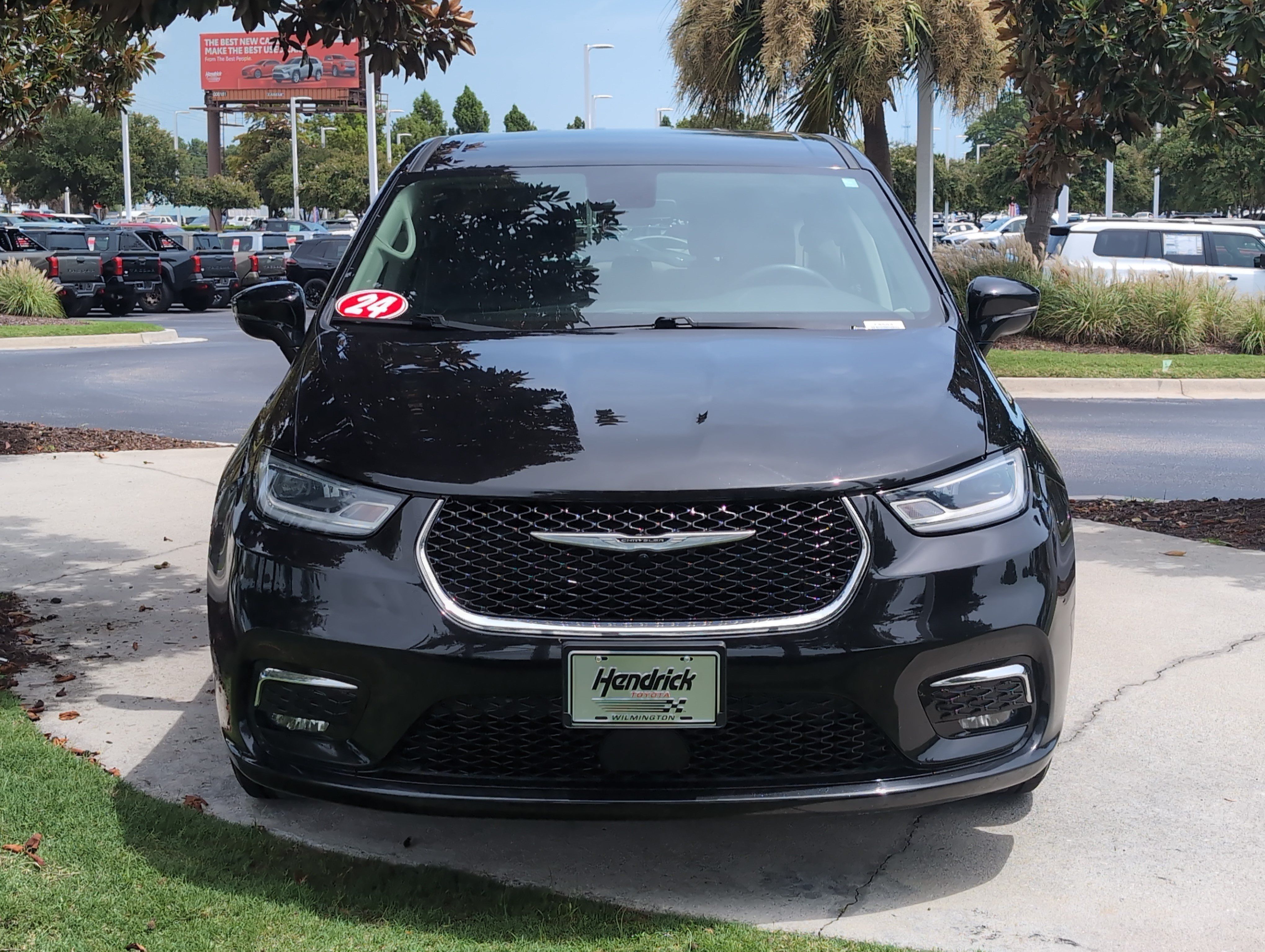 Used 2024 Chrysler Pacifica Touring-L FWD image 3