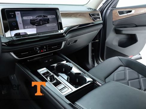 Used 2025 Volkswagen Atlas SE w/ Panoramic Sunroof Package FWD image 23
