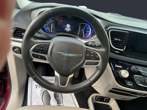 Used 2018 Chrysler Pacifica Touring-L image 12