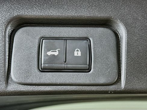Used 2025 Nissan Rogue SV FWD image 28