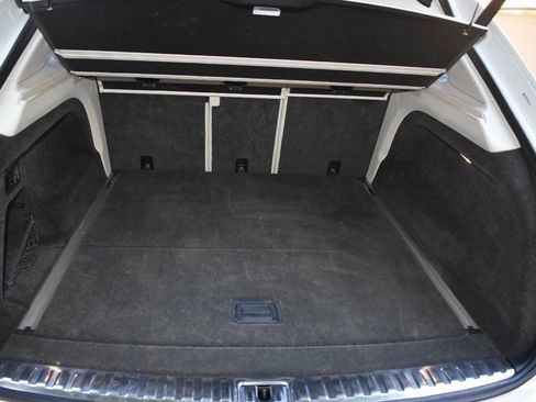 Used 2021 Bentley Bentayga AWD/4WD image 24