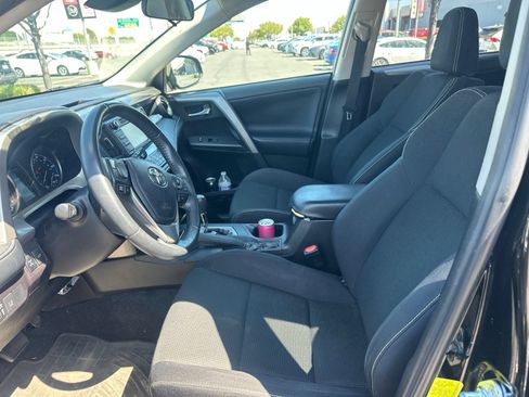 Used 2018 Toyota RAV4 XLE AWD/4WD image 6
