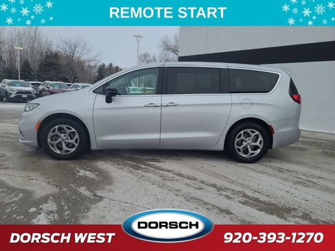 Used 2024 Chrysler Pacifica Limited image 3