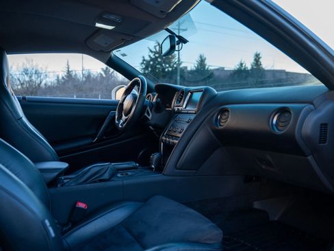 Used 2013 Nissan GT-R Premium image 12