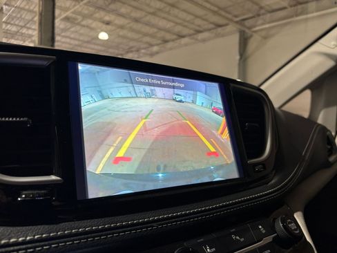 Used 2023 Chrysler Pacifica Touring-L FWD image 25