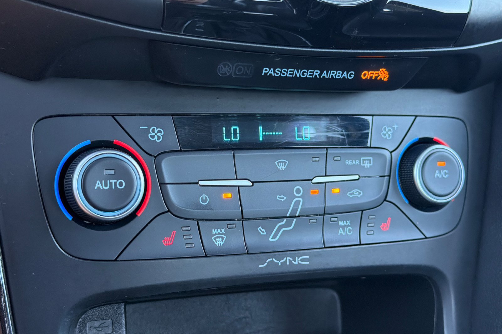 Used 2018 Ford Focus Titanium FWD image 25