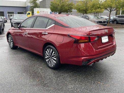 Used 2024 Nissan Altima 2.5 SV w/ SV Premium Package image 3