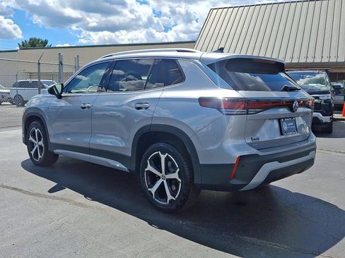 Certified 2025 Volkswagen Tiguan SE image 4