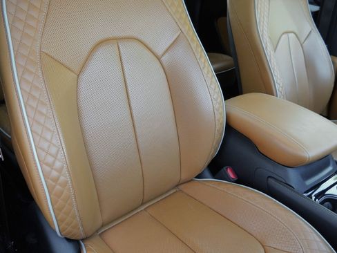Used 2023 Chrysler Pacifica Pinnacle FWD image 13