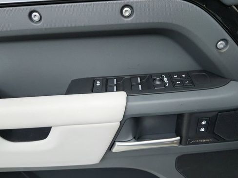 Used 2025 Land Rover Defender 110 S image 17