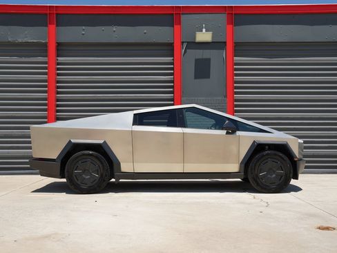 Used 2025 Tesla Cybertruck AWD Crew Cab image 4
