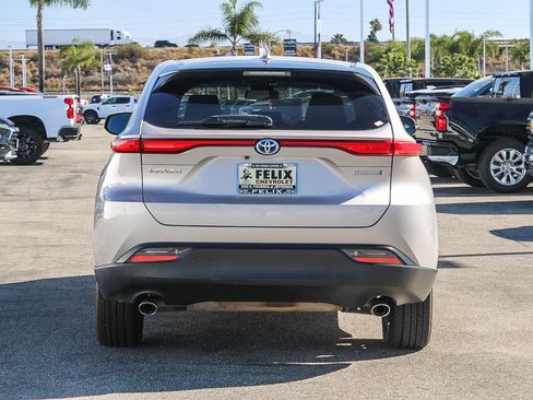 Used 2022 Toyota Venza LE AWD/4WD image 5