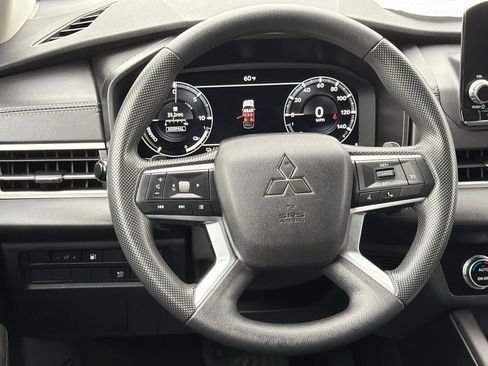 Used 2023 Mitsubishi Outlander ES image 9