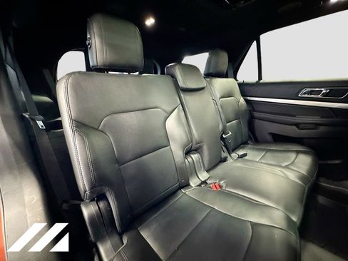 Used 2018 Ford Explorer XLT w/ Equipment Group 202A FWD image 31