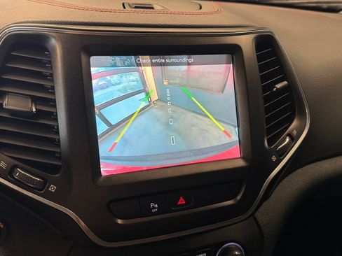 Used 2019 Jeep Cherokee Trailhawk w/ Comfort/Convenience Group AWD/4WD image 14