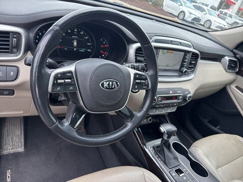 Used 2019 Kia Sorento EX w/ EX Touring Package image 9