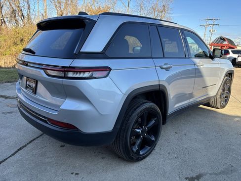 Used 2024 Jeep Grand Cherokee Altitude image 7