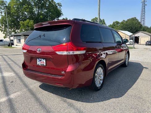 Used 2012 Toyota Sienna LE w/ Towing Pkg AWD/4WD image 5