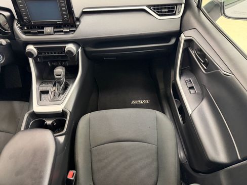 Used 2020 Toyota RAV4 LE FWD image 27