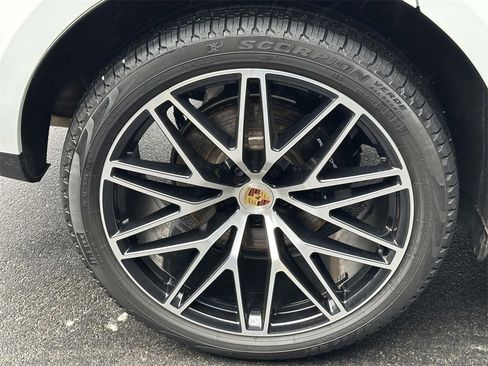 Used 2025 Porsche Macan Turbo image 9