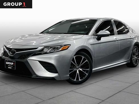 Used 2018 Toyota Camry SE FWD image 1