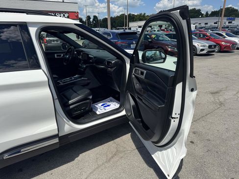 Used 2020 Ford Explorer XLT w/ Equipment Group 202A AWD/4WD image 9