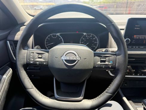 Used 2025 Nissan Rogue SV FWD image 16