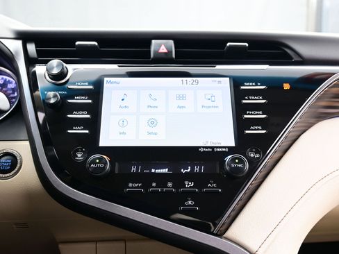 Used 2020 Toyota Camry XLE image 17