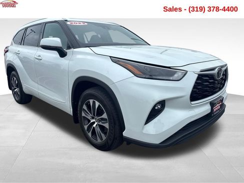 Used 2022 Toyota Highlander XLE AWD/4WD image 9