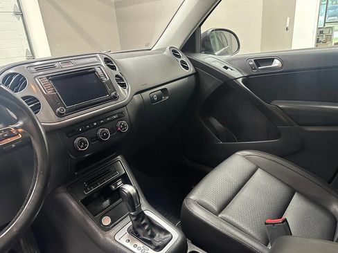 Used 2016 Volkswagen Tiguan SE image 17