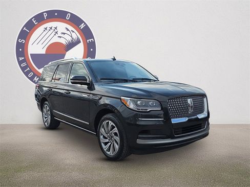 Used 2023 Lincoln Navigator Reserve image 2