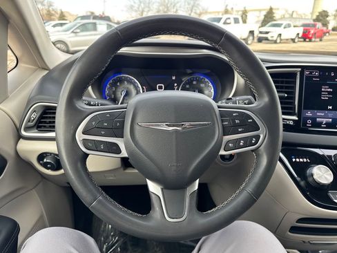 Certified 2023 Chrysler Pacifica Touring-L image 17