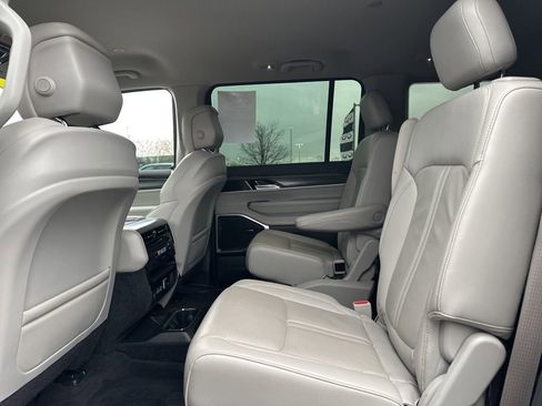 Used 2023 Jeep Wagoneer Series III w/ Preferred Equipment Group image 39