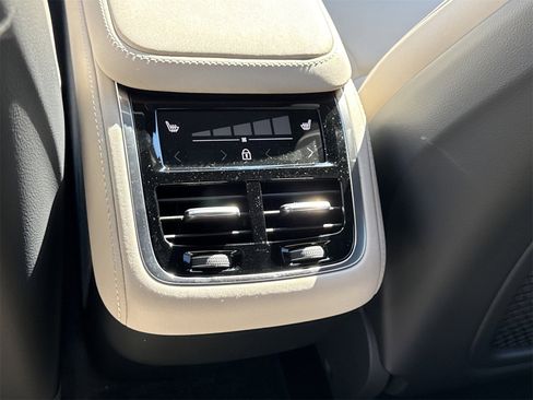 New 2026 Volvo XC90 B6 Plus w/ Protection Package Premier image 17