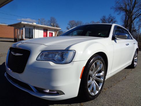 Used 2017 Chrysler 300 C image 1