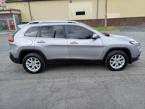 Used 2016 Jeep Cherokee Latitude w/ Cold Weather Group AWD/4WD image 4