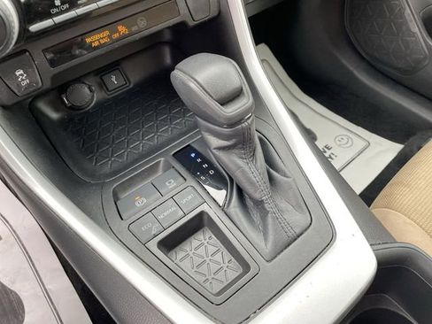 Used 2022 Toyota RAV4 LE FWD image 20