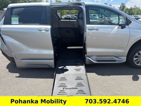 Used 2024 Toyota Sienna XLE FWD image 27
