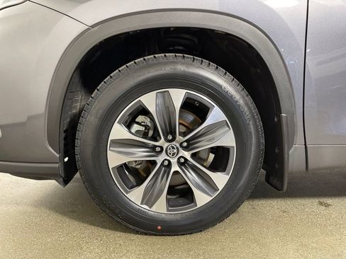 Used 2024 Toyota Highlander XLE image 11