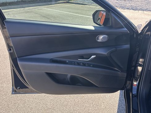 Used 2025 Hyundai Elantra SE image 13