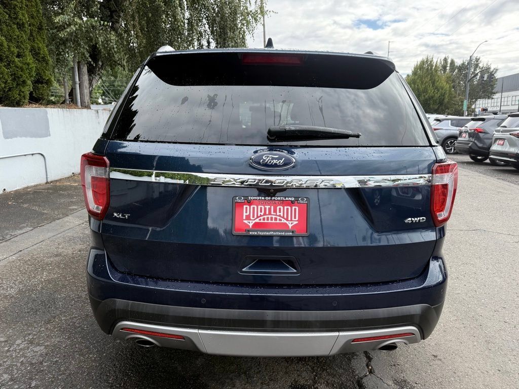 Used 2017 Ford Explorer XLT w/ Equipment Group 202A AWD/4WD image 6