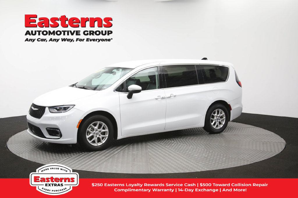 Used 2023 Chrysler Pacifica Touring-L FWD image 61