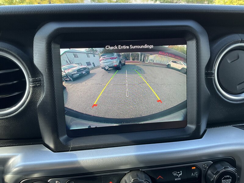 Used 2020 Jeep Wrangler Unlimited Sahara AWD/4WD image 30