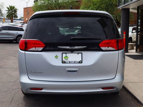 Used 2023 Chrysler Voyager LX image 11