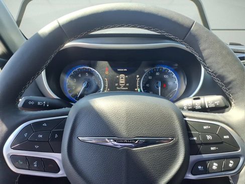 Used 2025 Chrysler Pacifica Select FWD image 19