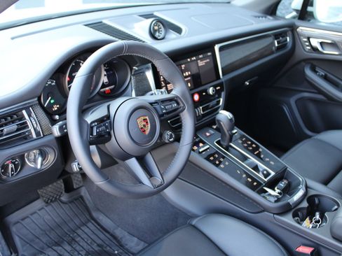 New 2026 Porsche Macan GTS image 4